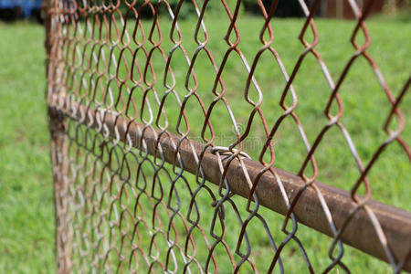 旧铁丝网围栏